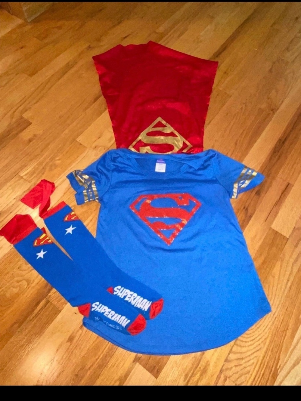 Superman / Supergirl Tee w/Cape and Matching Socks. Women's Medium